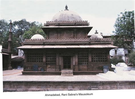  Ahmadabad Mausoleum: Niezwykła opowieść o miłości i bogactwie w sercu Na'in!