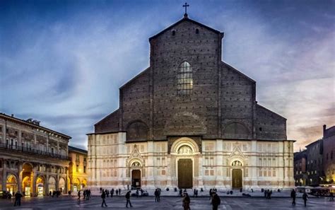  Basilica di San Petronio: Zwiedzaj imponującą gotycką katedrę z niesamowitą astronomią!