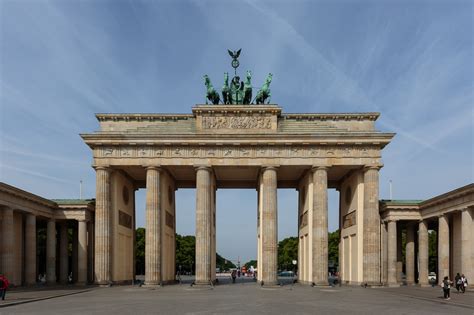  Brama Brandenburska - Zabytek Historii i Symbol Zjednoczenia