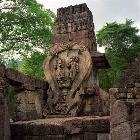  Candi Sukuh: Tajemnicza Świątynia z Widokiem na Góry