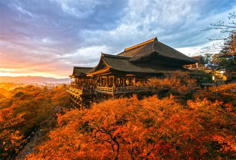  Świątynia Kiyomizu-dera:  Niebiańskie Wzory i Panoramiczne Widoki