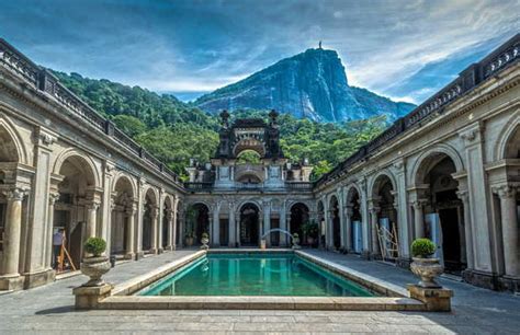 Parque Lage: Mistyczna Oaza i Arcydzieła Sztuki w Sercu Rio de Janeiro!