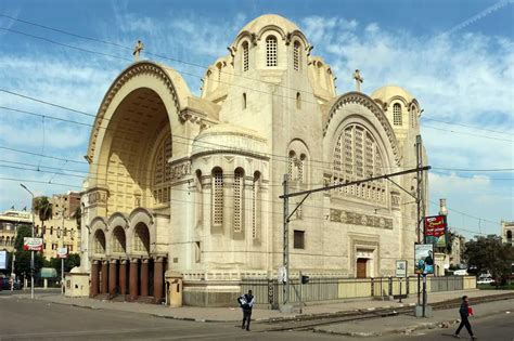 Piazza del Duomo w Heliopoli, cudowny przykład architektonicznej mozaiki i centrum pulsacyjnego życia!