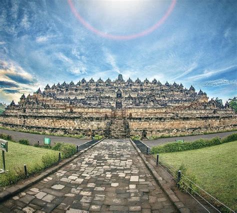  Reweling w Tajemniczej Piękności: Podziemne Świątynie Borobudur!