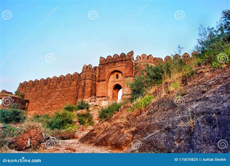  Rohtas Fort: Zapomniana Perła z Czasów Imperium Mogolskiego!