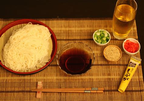 そうめん ツナ缶 - 夏の風物詩と意外な組み合わせの可能性