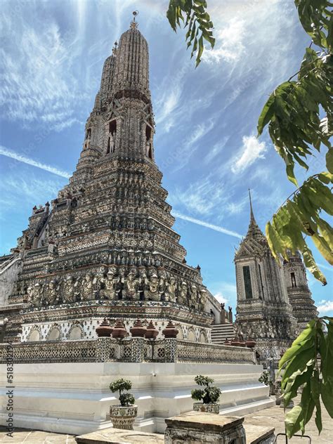 Wat Arun: Złote Świątynne Wieże nad Rzeką Chao Phraya!