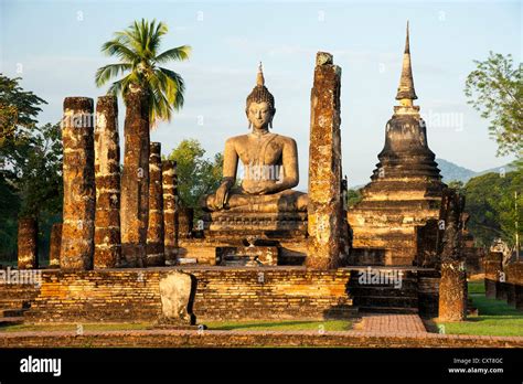 Wat Mahathat w Sukhothai: Zabytkowa Świątynia i Skarb Tańczących Buddy!