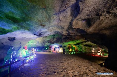 Xianrendong Scenic Area - Niezwykłe jaskinie i tajemnicze wodospady!