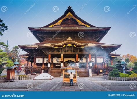  Zenkoji Temple: Odkryj starożytną świątynię buddyjską w Nagano!