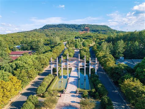  Złota Góra: Mistyczne ruiny i fascynujące widoki nad Nanjing!